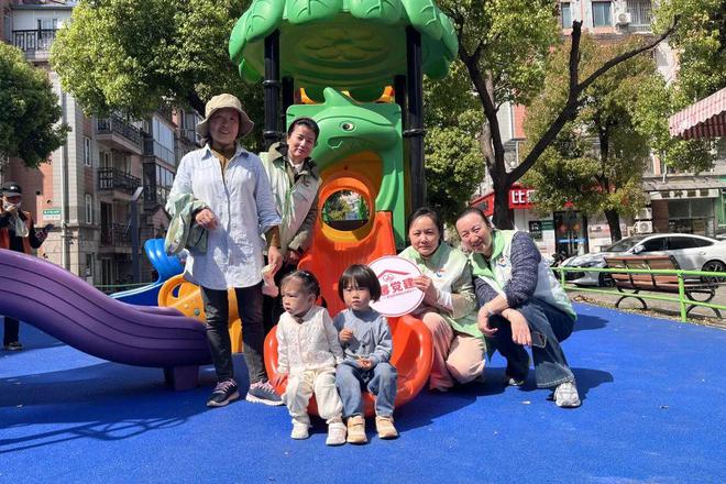 竞博体育官网这个社区塑胶跑道焕新晋级增加一处布满生机的大众空间(图1)
